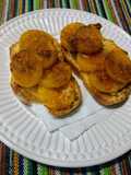 Brusqueta de banana da terra e queijo Brie