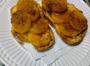 Foto de Brusqueta de banana da terra e queijo Brie