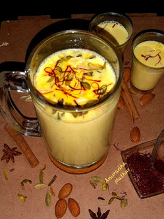 केसर मसाला मिल्क (kesar masala milk recipe in Hindi) रेसिपी मुख्य फोटो