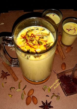 केसर मसाला मिल्क (kesar masala milk recipe in Hindi) रेसिपी मुख्य फोटो