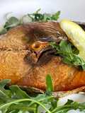 Tonno Fresco Arrostito con Salsa di Soia servito su Letto di Rucola