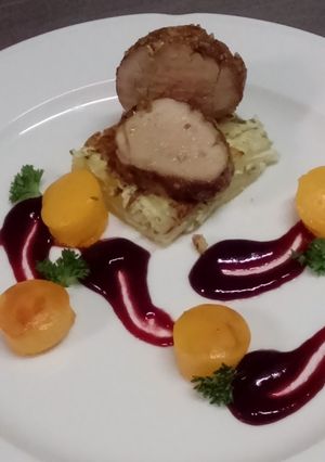 Sertés szűzpecsenye; fahéjas diós kéregben, vargányás graten burgonya őszibarack, erdei gyümölcskrém recept fotója