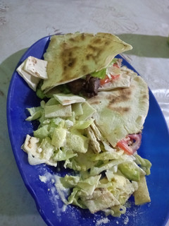 Una foto de CENA SENCILLA!! PAN Árabe RELLENO CON ENSALADA CÉSAR