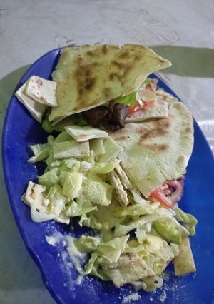 Una foto de CENA SENCILLA!! PAN Árabe RELLENO CON ENSALADA CÉSAR