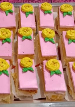 A picture of 24 pineapple pastries.