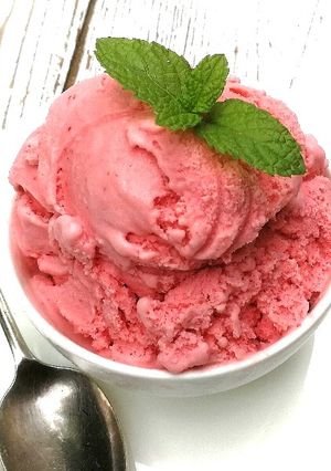 A picture of Creamy strawberry ice cream.