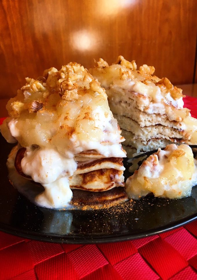Una foto de Tortitas de requesón y pera