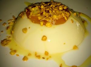Una foto de Flan tres leches cobertura de mermelada de melocotones con semillas tostadas de soja!💕