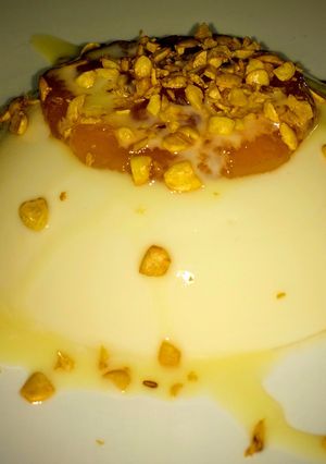 Una foto de Flan tres leches cobertura de mermelada de melocotones con semillas tostadas de soja!💕