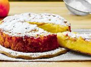 Una foto di torta di mele con olio di semi