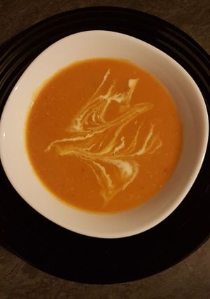Une photo de Harira Algérienne aux lentilles corail et à la citrouille (حريرة)