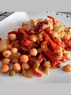Una foto de Garbanzos y verduras plancha