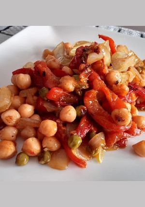 Una foto de Garbanzos y verduras plancha