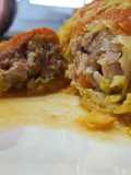 Rollitos de col rellenos en salsa de tomate