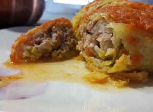 Foto principal de Rollitos de col rellenos en salsa de tomate