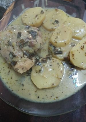 Una foto de Muslos de pollo rehogado en cerveza al verdeo con Roquefort