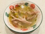 Una foto de caldo de gallina