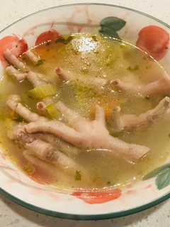 Una foto de Caldo de patitas de pollo