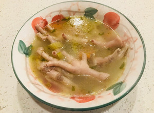 Una foto de Caldo de patitas de pollo