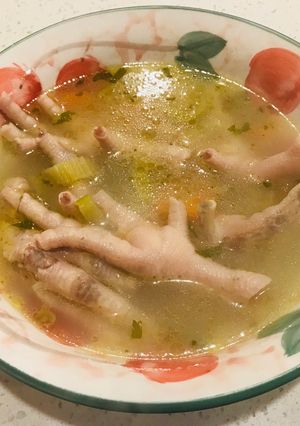Una foto de Caldo de patitas de pollo