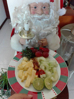 Una foto de Pepinos, jicama, fruta para botana Navideña