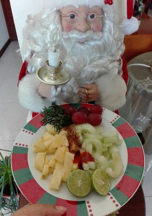 Una foto de Pepinos, jicama, fruta para botana Navideña