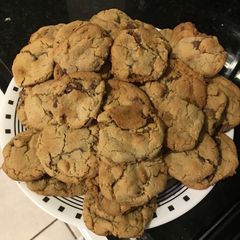 Sara's famous chocolate chip cookies A picture of Sara's famous chocolate chip cookies.