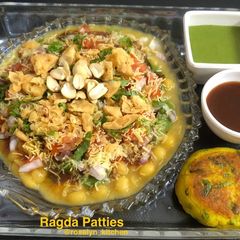 A picture of Ragda Patties.