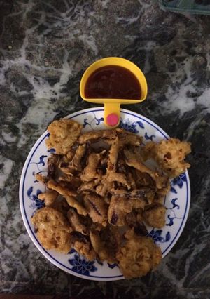A picture of Beet root bhaji (pakodas).