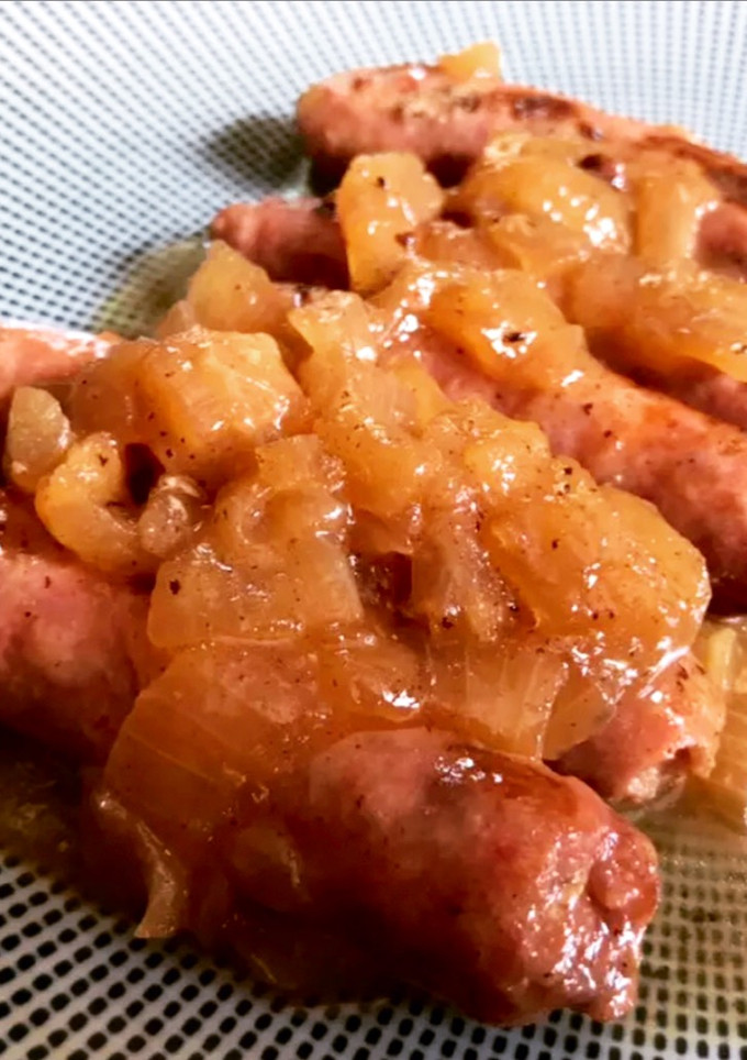 Una foto de Tapa de salchichas encebolladas
