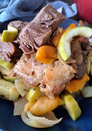 Une photo de Épaule d'agneau confite, thym et abricot