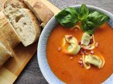 Geröstete Tomatensuppe mit Tortellini-Schinken-Einlage