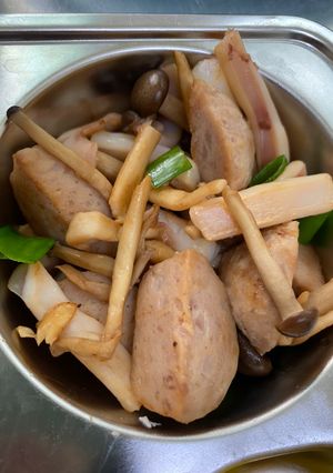 鴻禧菇炒丸子魷魚圈 的食譜成品照片