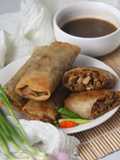 Lumpia rebung dengan saus tauco