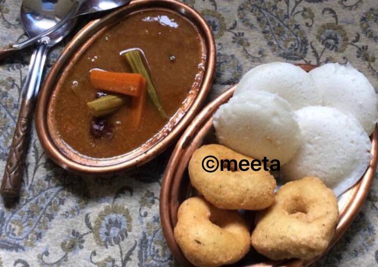 Andhra style Uddina vada and Idli served with sambhar