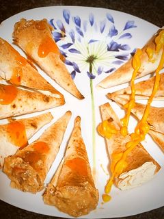 Una foto de Conos rellenos de guacamole con atún y salsa sweet chilli