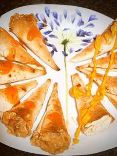 Una foto de Conos rellenos de guacamole con atún y salsa sweet chilli