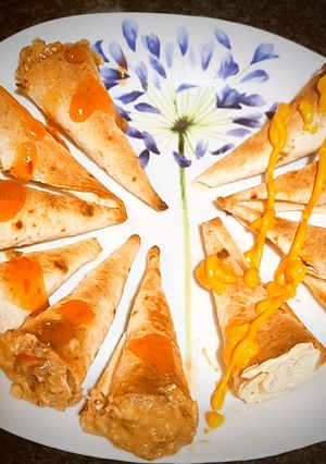 Una foto de Conos rellenos de guacamole con atún y salsa sweet chilli