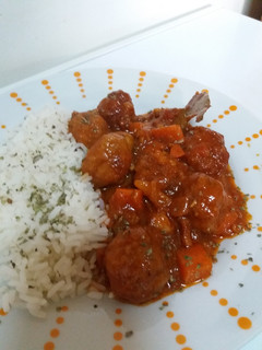 Una foto de Pilotes de porc 🐖 amb salsa de tomatiga mediterránea i arros blanc