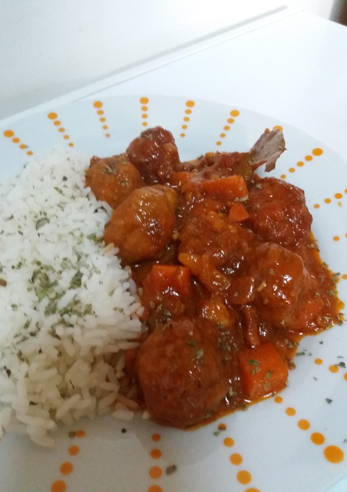 Una foto de Pilotes de porc 🐖 amb salsa de tomatiga mediterránea i arros blanc