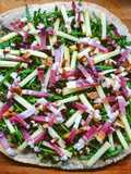 Instant-pizza al farro con rucola, speck e provola affumicata