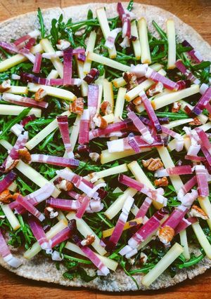 Foto di Instant-pizza al farro con rucola, speck e provola affumicata
