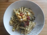Una foto di pasta con speck e patate