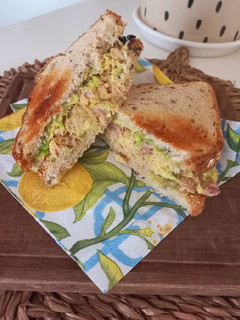 Una foto de Sándwich de atún, palta y queso crema
