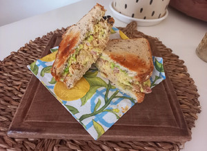 Una foto de Sándwich de atún, palta y queso crema