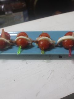 Una foto de Banderillas de anchoas, tomate y huevo de codorniz