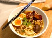 Una foto de fideos udon