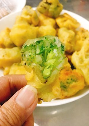 Hình của món Bông cải chiên giòn.