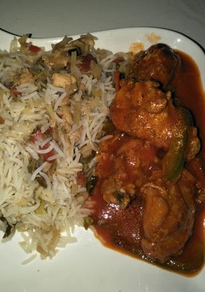 A picture of Garlic chicken wings with chineese rice.