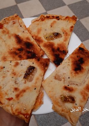صورة لوصفة فطيرة محشية بشكشوكة البصل و الطماطم 👍😋